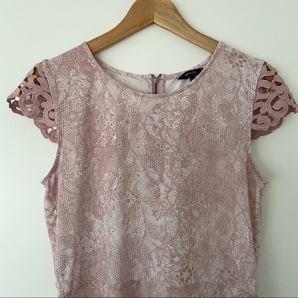 RW&CO ANIMAL PRINT SHORT SLEEVED PEPLUM TOP WITH LACE SLEEVES, ZIPPER DETAIL, M - Picture 3 of 8